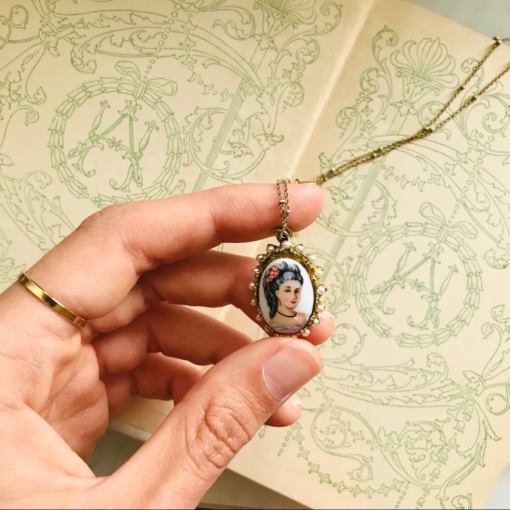 Vintage cameo pendant